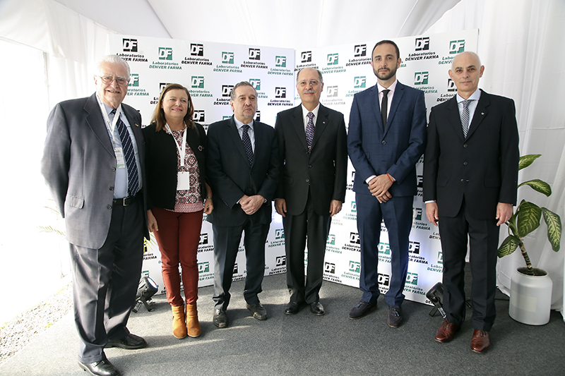 De izquierda a derecha  Eduardo Charreau, IBYME, CONICET;  Damasia Becú-Villalobos. Directora IBYME, CONICET; Lino Barañao, Ministro de Ciencia y Tecnología; José Luis Tombazzi, Presidente del Laboratorio Denver Farma; David Aruachan, Secretario de  Operaciones y Estrategias de Atención Primaria de la Salud, Ministerio de Salud de la Nación y Néstor Annibali, Gerente de Biotecnología laboratorio Denver Farma.