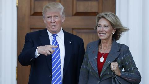 Donald Trump y Betsy DeVos